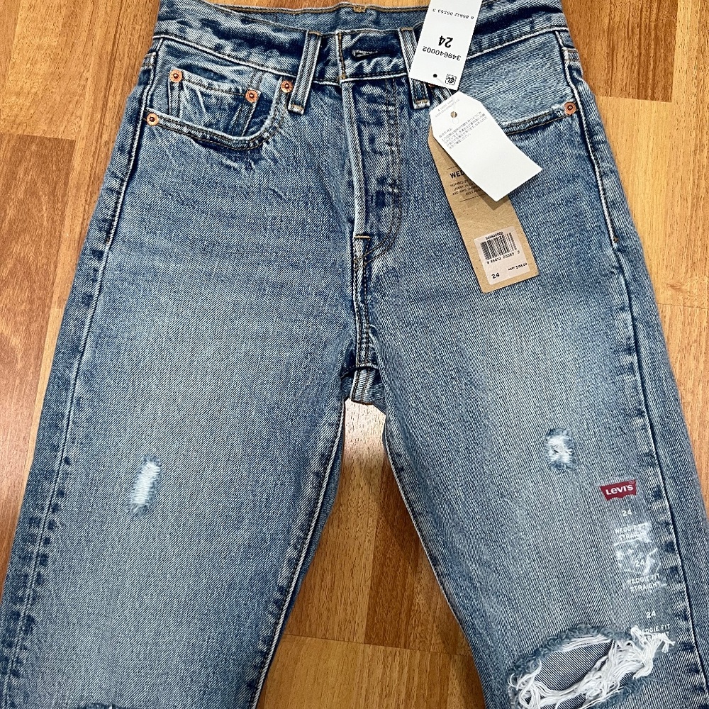 Levi’s Wedgie Fit Straight size 24